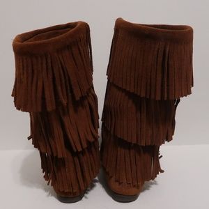 Minnetonka Shoes - Minnetonka 3-Layer Fringe Boot - 9 Minnetonka Shoes - Minnetonka 3-Layer Fringe Boot - 9